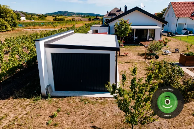 Garáž s antacitovou bránou