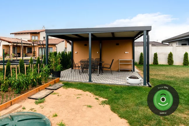 Posedenie pod pergolou