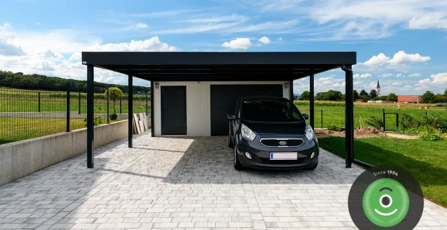 Auto pod prístreškom pre dve vozidlá