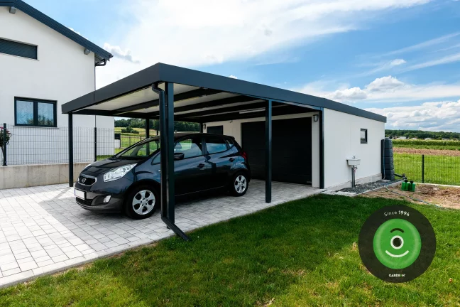 Auto pod antracitovým prístreškom