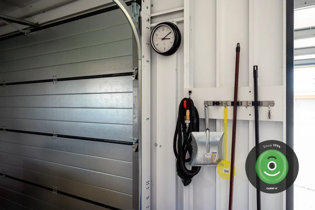 Detail na hodiny v garáži