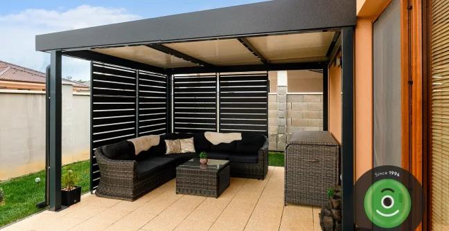 Posedenie pod pergolou v príjemnom prostredí