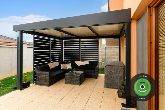 Posedenie pod pergolou v príjemnom prostredí