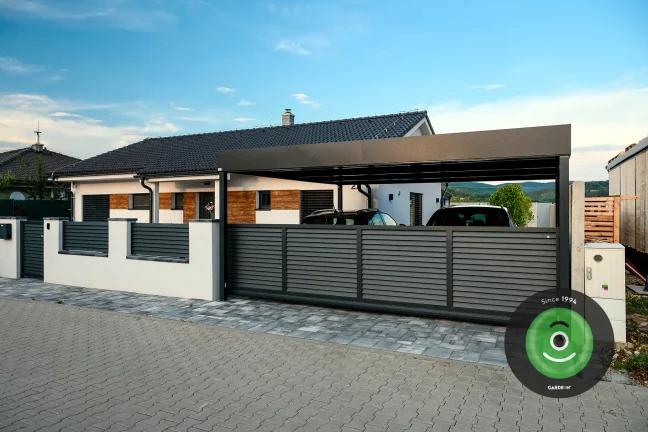 Prístrešok pre dve autá za hliníkovou bránou
