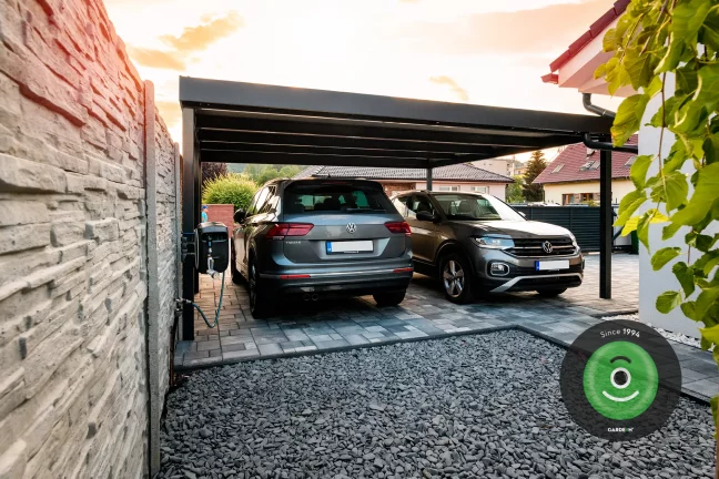 Auta pod antracitovám prístreškom