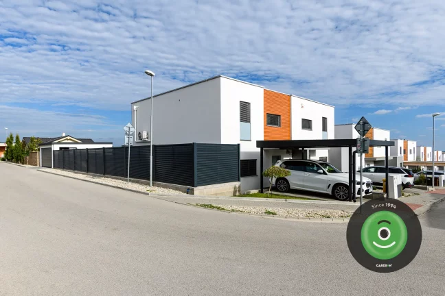 Prístrešok pre jedno auto pri radovej zástavbe