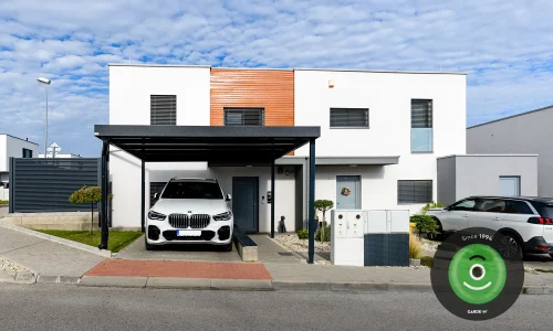 Biele auto pod prístreškom