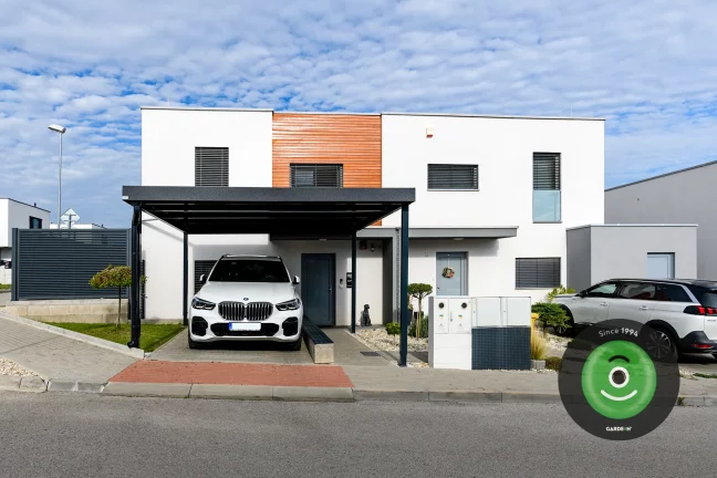 Biele auto pod prístreškom