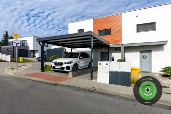 Biele auto pod prístreškom v antracite