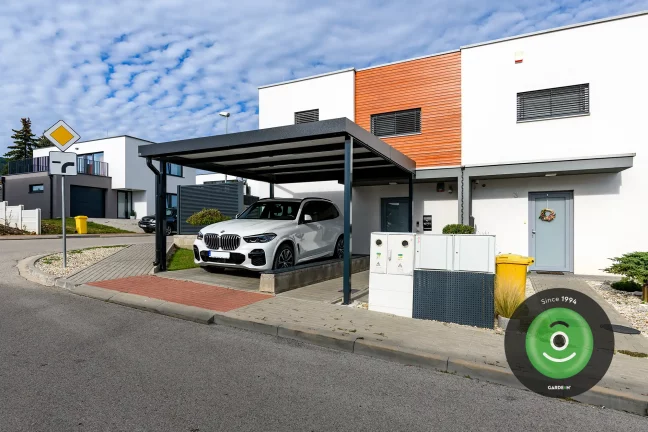 Biele auto pod prístreškom v antracite