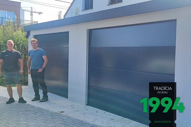 Ľudia pred dvojgarážou