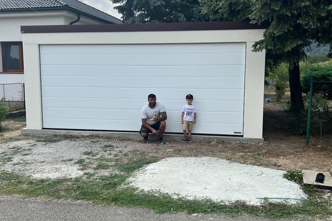 Montážnikom s chlapcom pred garážou