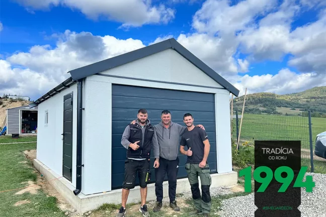 Zákazník s montážnikmi pred sedlovou garážou