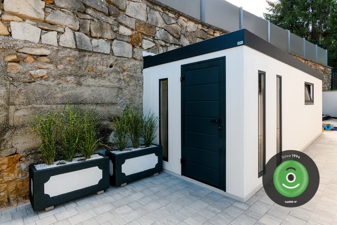 Záhradný domček v bielej omietke