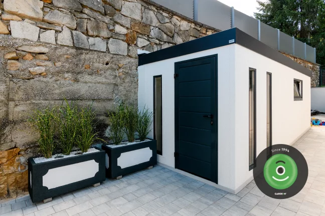 Záhradný domček v bielej omietke