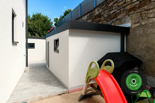 Domček v bielej omietke