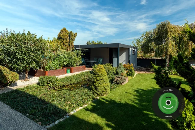 Domček s prístreškom na záhrade