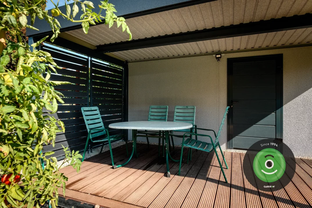 Posedenie pod prístreškom