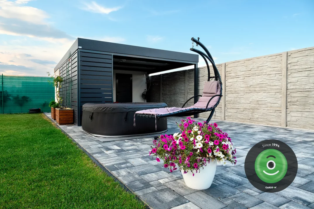 Domček s pergolou na záhrade