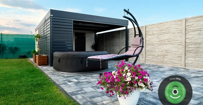 Domček s pergolou na záhrade