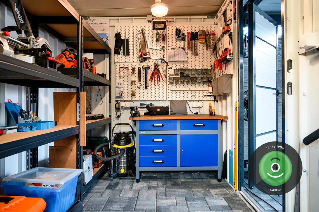 Náradie s ponkom v domčeku