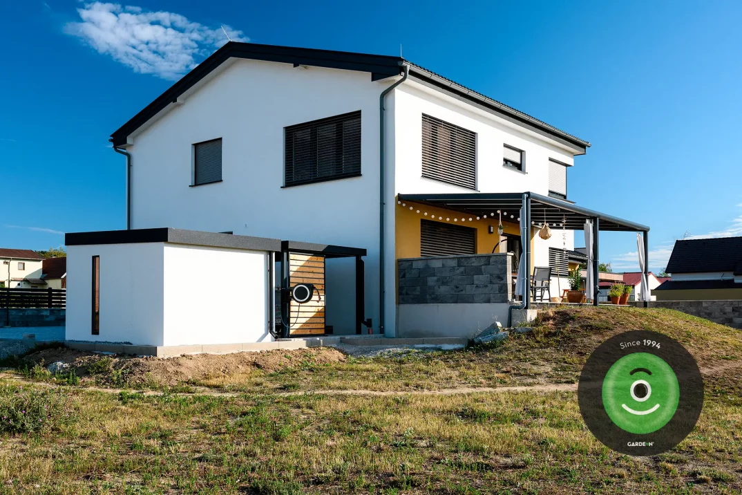 Domček s prístreškom pri dome