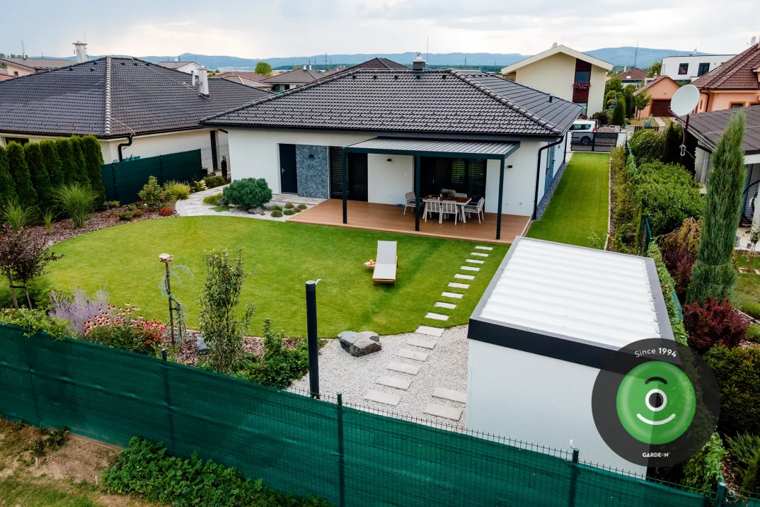 Domček a prístrešok na záhrade