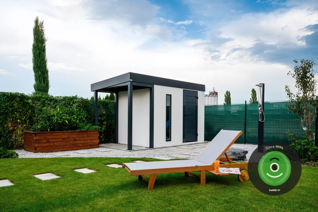 Domček na záhrade s lehátkom