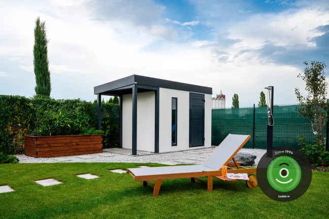 Domček na záhrade s lehátkom