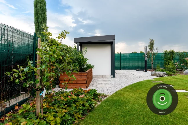 Domček s prístreškom a okrasnými stromčekmi