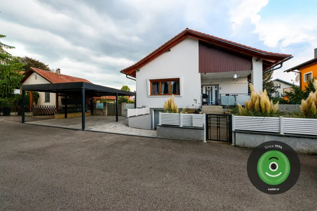 Prístrešok pre jedno auto pred rodinným domom