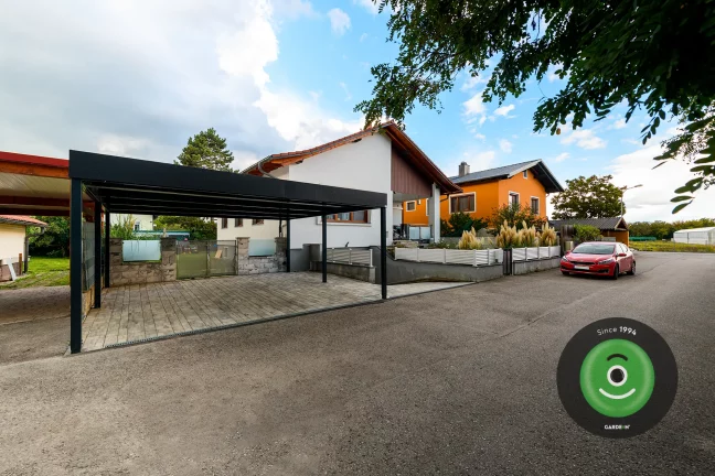 Prístrešok pre dve vozidlá na hranici pozemku