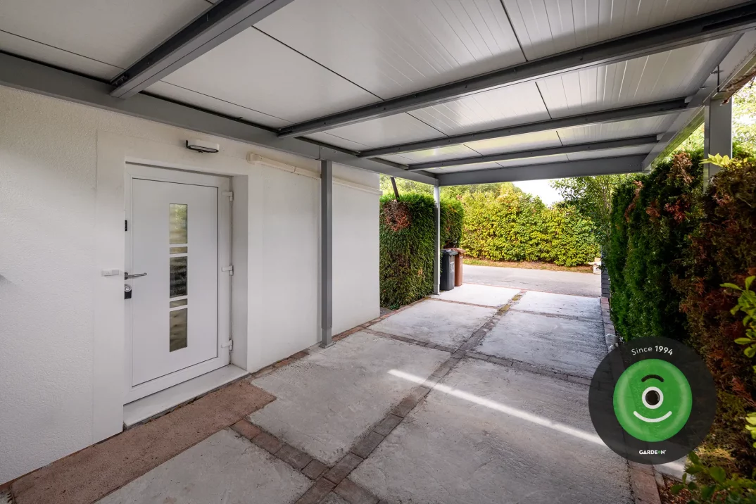 Vchod do domu z prístrešku