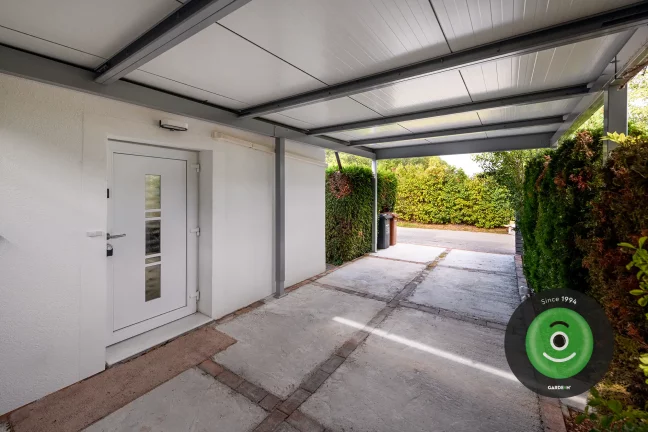 Vchod do domu z prístrešku