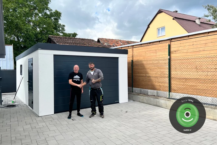 zákazník s montážnikom pred garážou