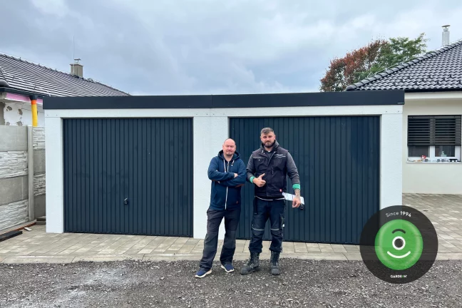 zákazník s montážnikom pred garážou pre dve autá