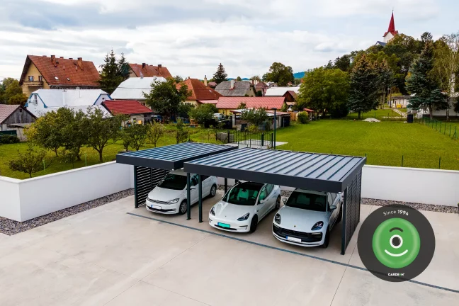 Prístrešky pre tri autá zhora