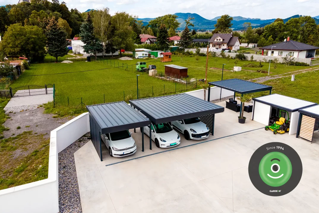 Prístrešok pre 3 autá s tmavou krytinou