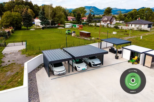 Prístrešok pre 3 autá s tmavou krytinou