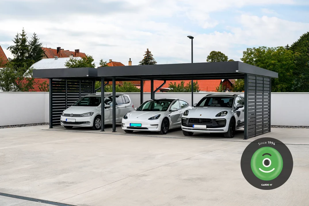 3 vozidlá pod prístreškom