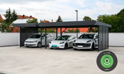 3 vozidlá pod prístreškom