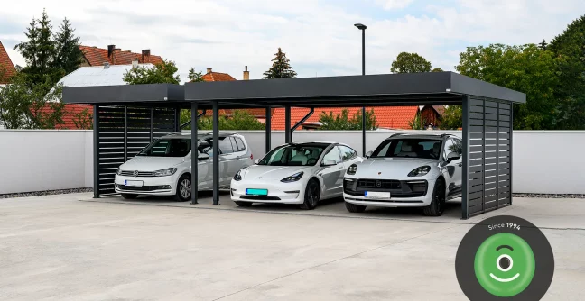 3 vozidlá pod prístreškom