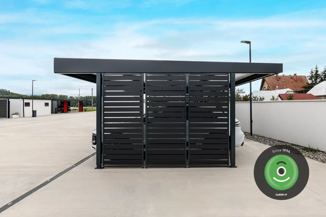 Prístrešok pre auto s dizajnovými bočnými výplňami v antracitovej farbe