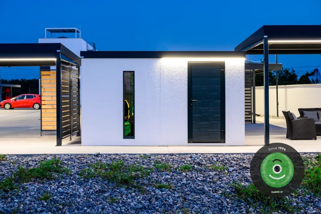 Osvetlený záhradný domček