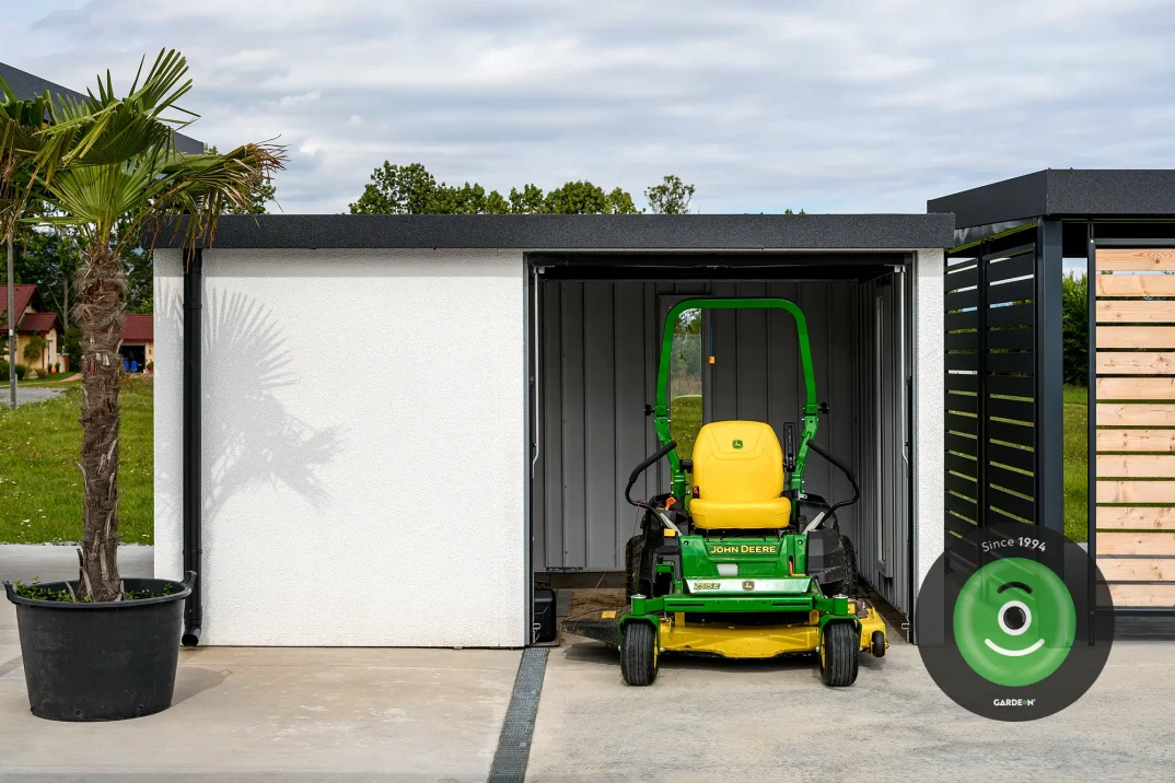 Záhradný domček s kosačkou