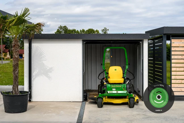 Záhradný domček s kosačkou