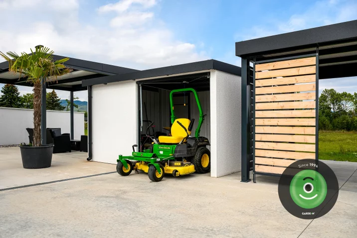 Záhradná kosačka v záhradnom domčeku