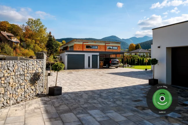 Garáž s prístreškom pre auto s pultovou strechou