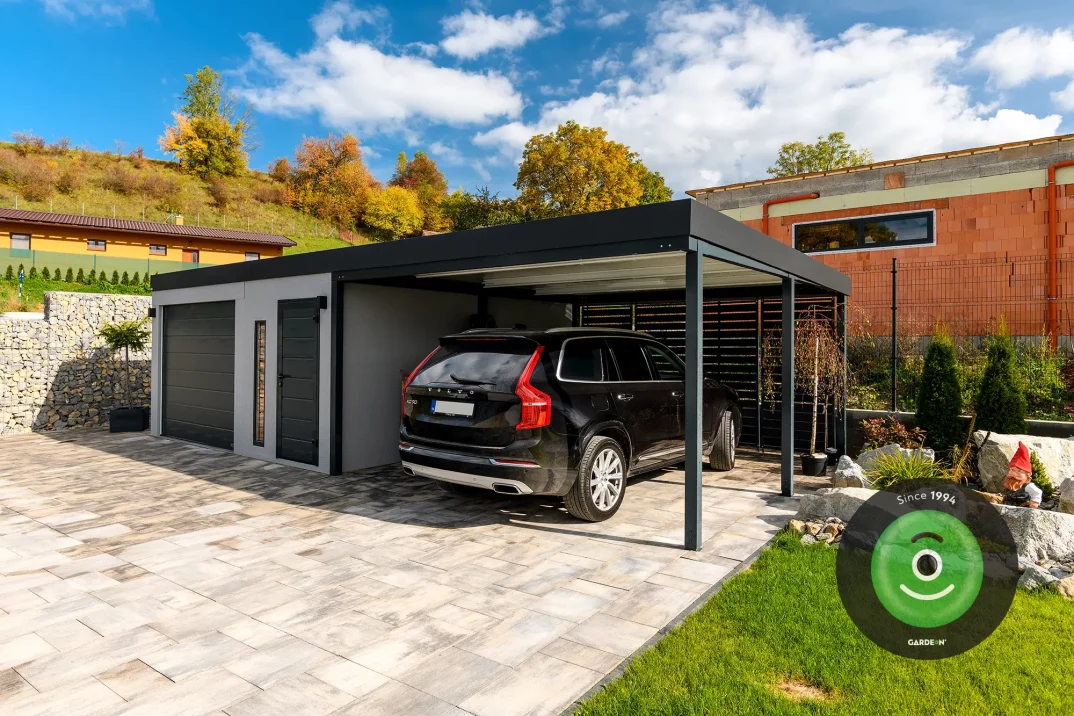 Auto pod prístreškom s garážou