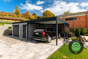 Auto pod prístreškom s garážou